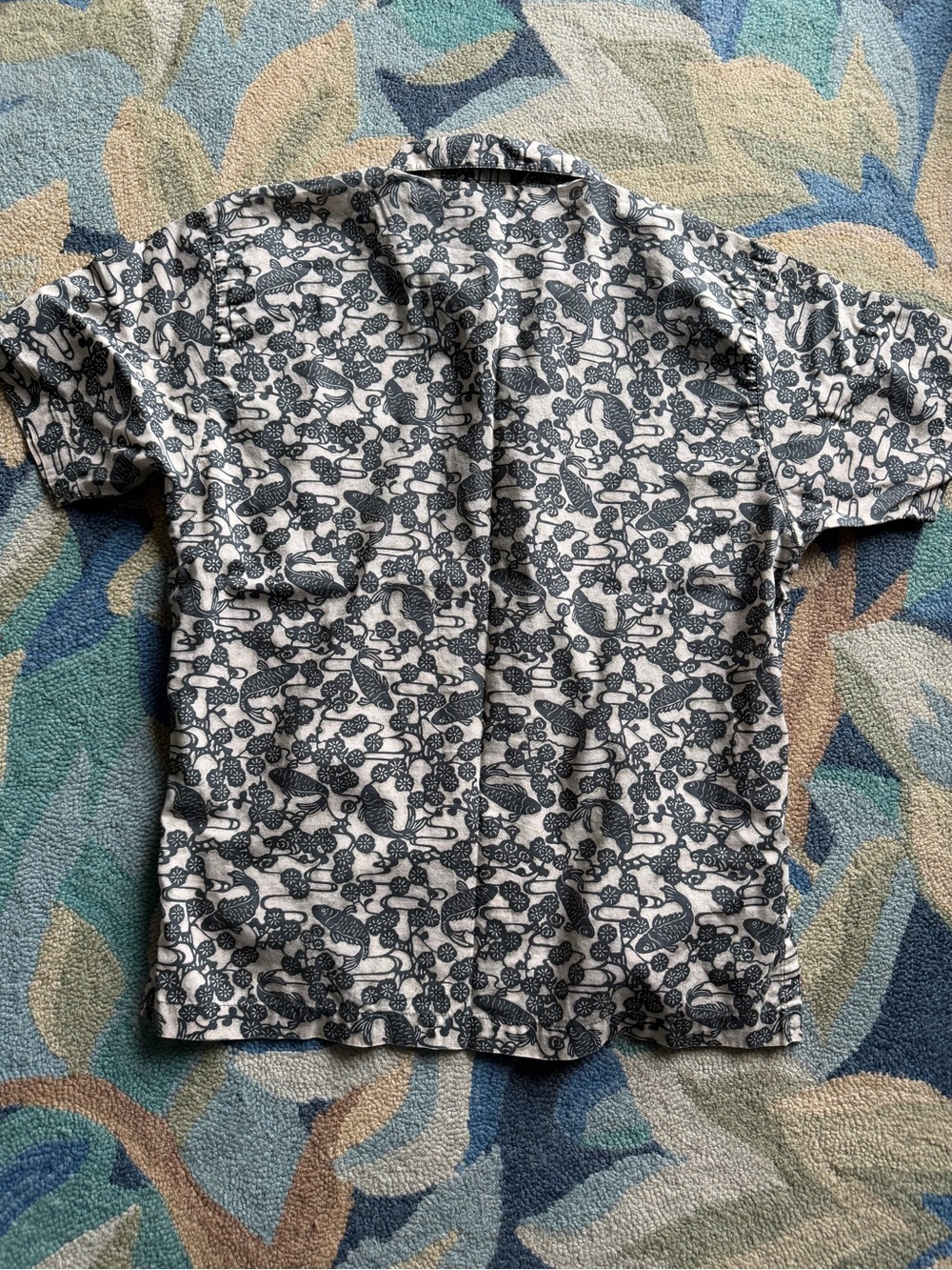 Patagonia women’s vintage Short-Sleeve Button-Down blue & White koi fish size m - Picture 3 of 3